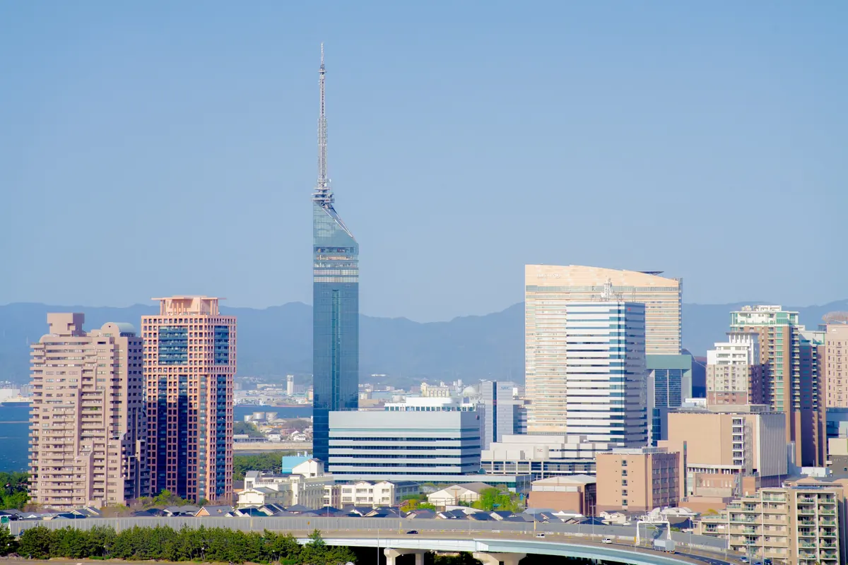 福岡タワーとシーサイドももちのビル群