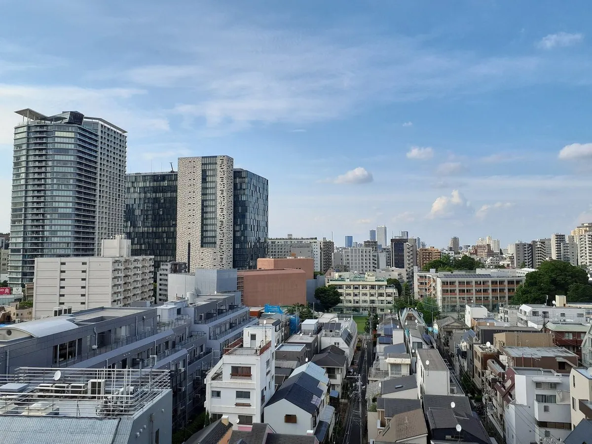 青空と都市のビル群