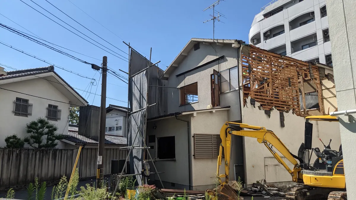 重機で解体している木造住宅