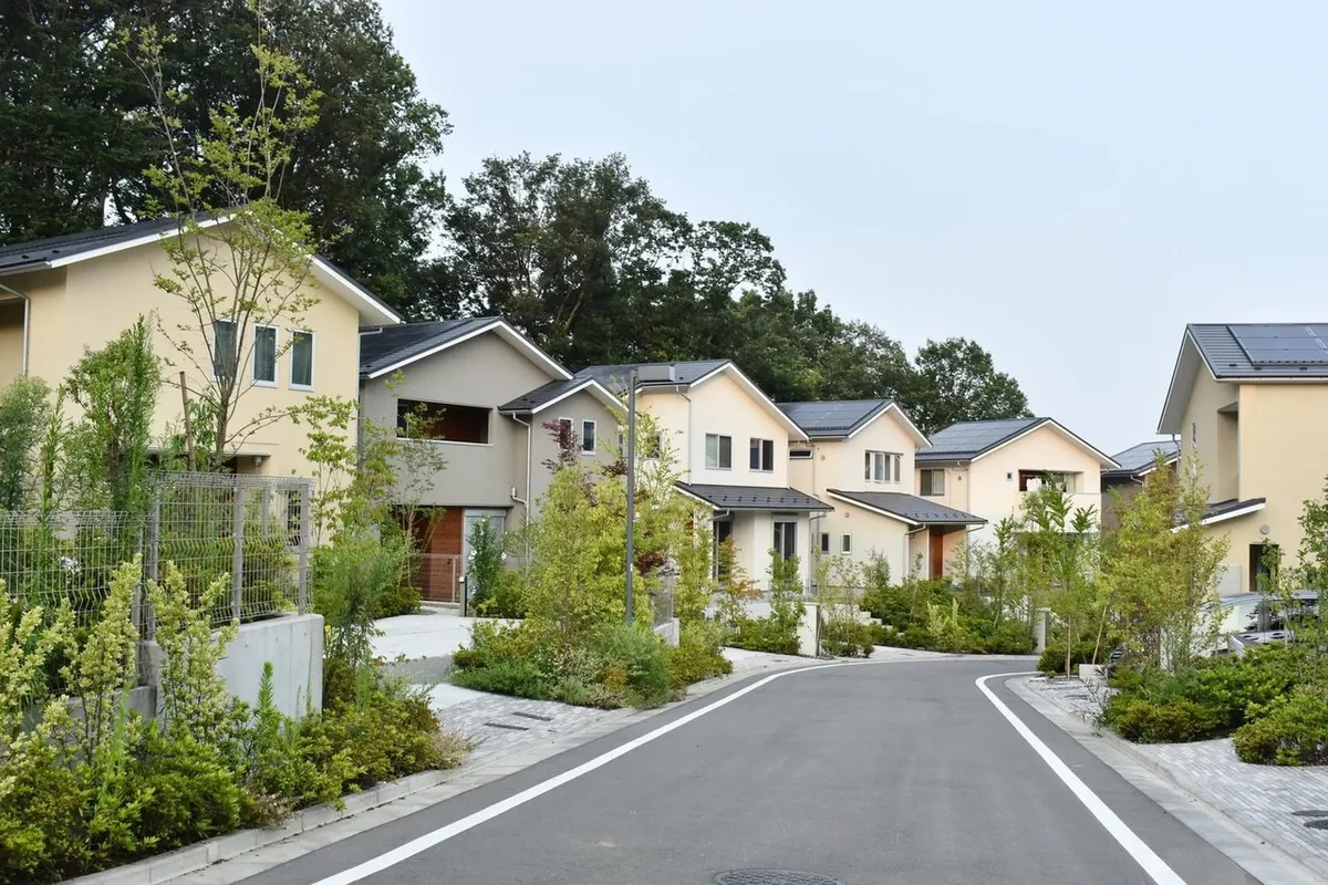 緑の多い住宅街に並ぶ一戸建て