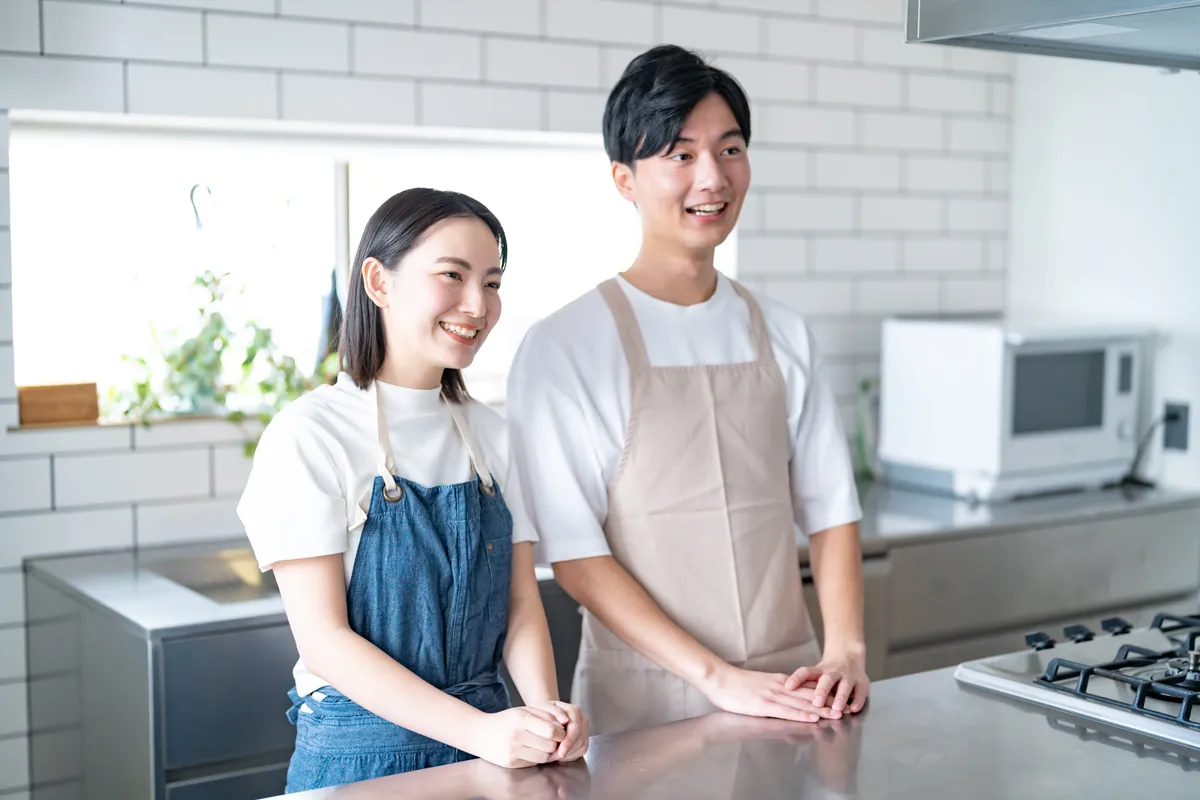 新しいキッチンに立つ若いご夫婦