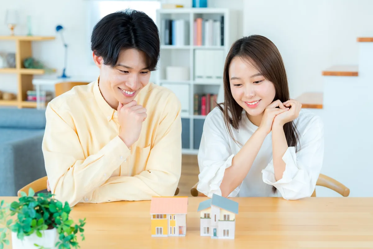 2つのおうちの模型を見くらべるご夫婦