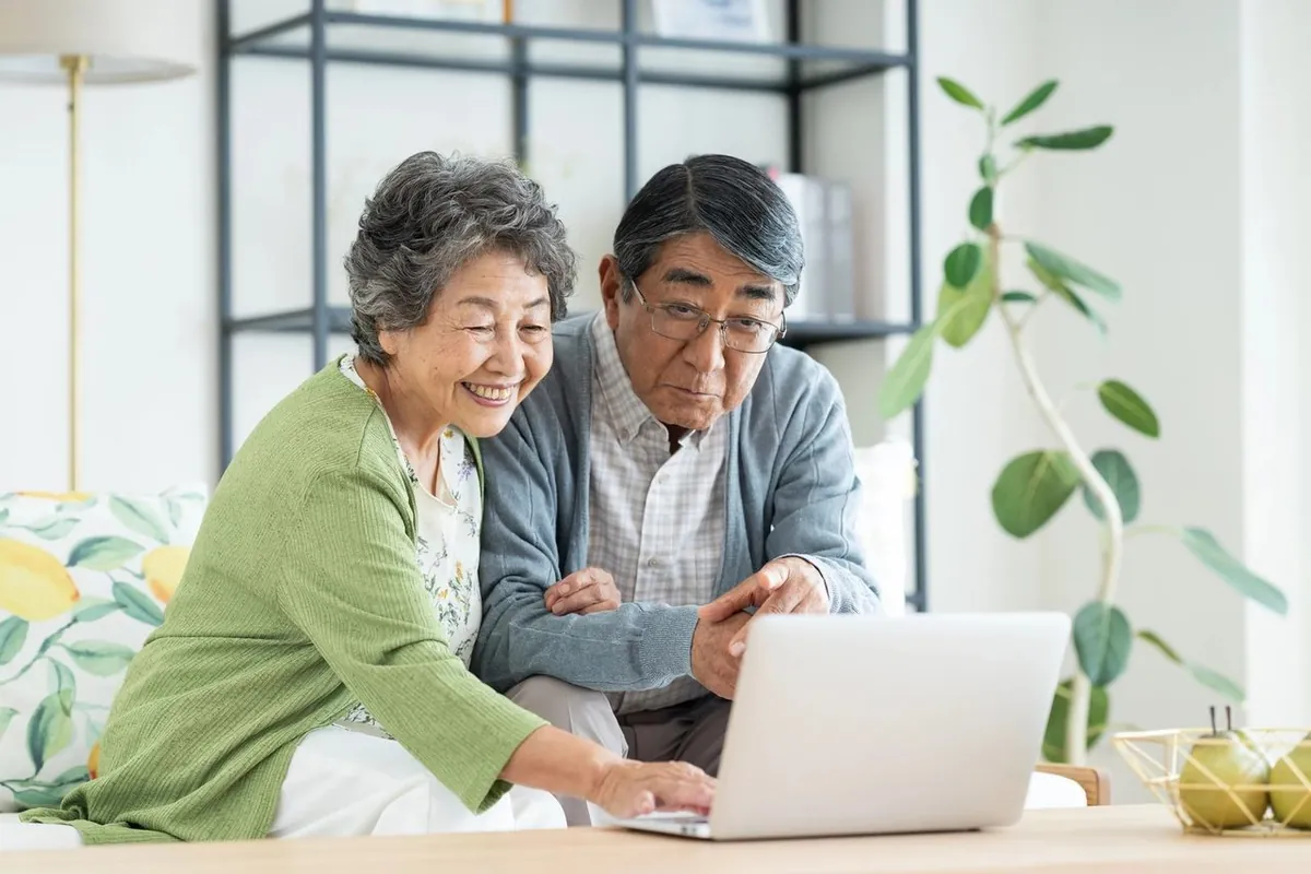パソコンで試算する年配のご夫婦