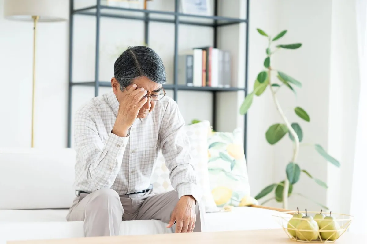 返済に悩む年配の男性