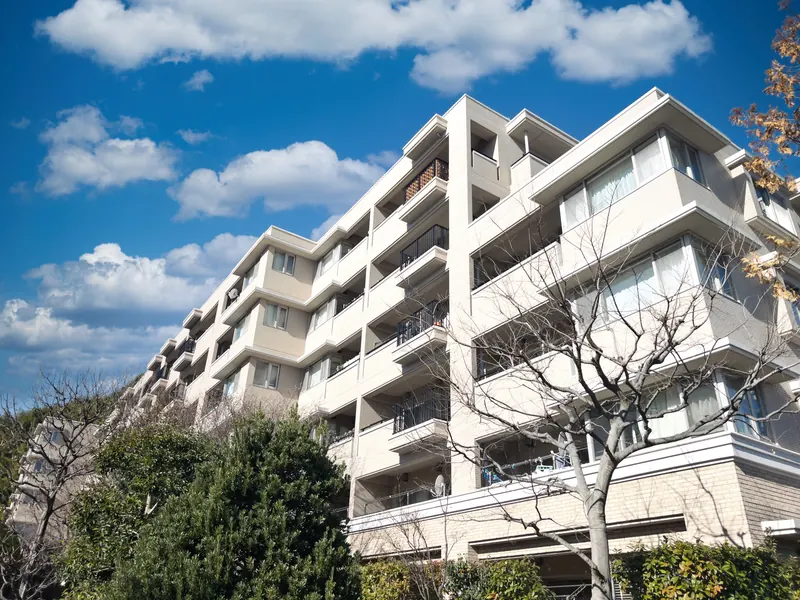 青空に映える白いマンション